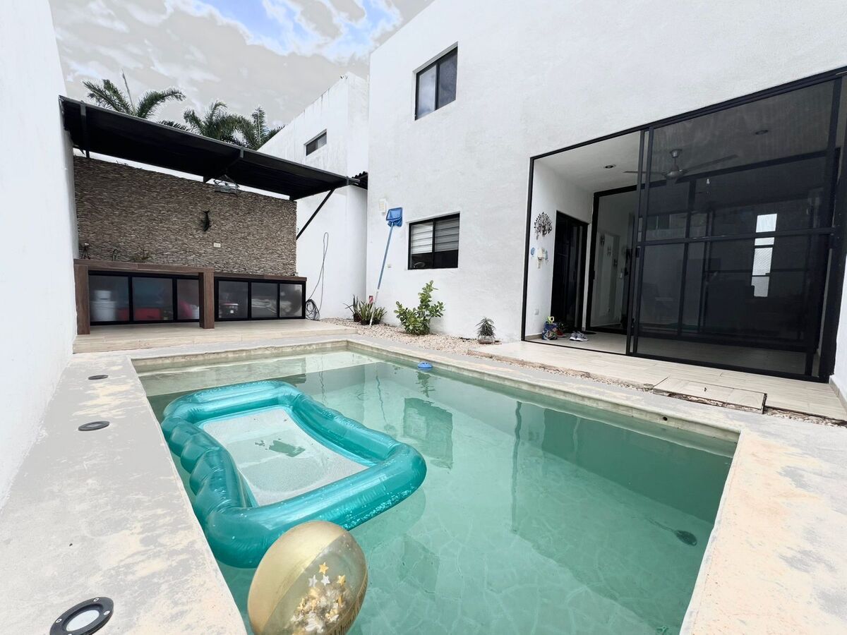 Casa con alberca y 3 rec en Real Montejo con paneles solares