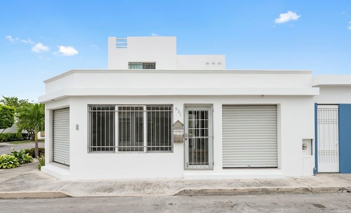 Casa en Venta en Las Américas.  Mérida. Esquina con 2 Locales Comerciales.