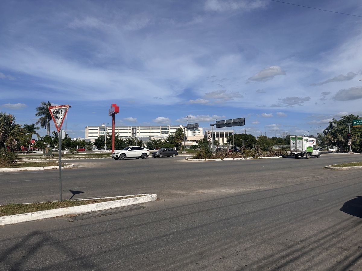 Venta de local comercial sobre avenida  en Altabrisa