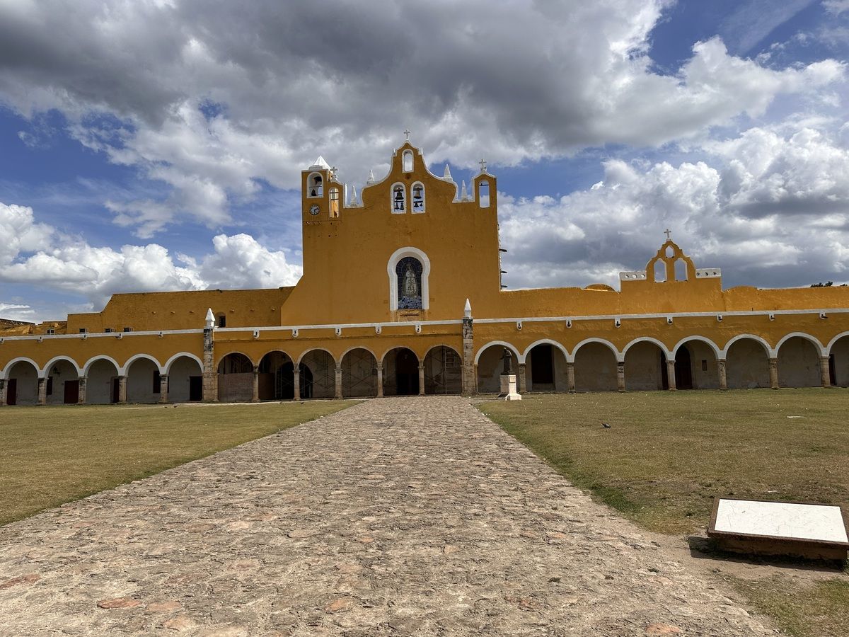 Venta de terreno en Izamal en esquina, zona céntrica con luz y agua