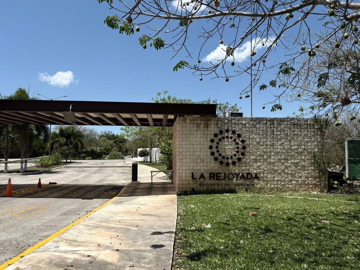 Amplio terreno dentro una privada con amenidades al norte de Mérida